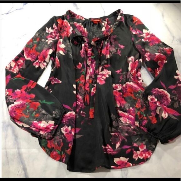 Kirna Zabete Target- tie V-neck floral long sleeve, tunic blouse - Picture 4 of 10